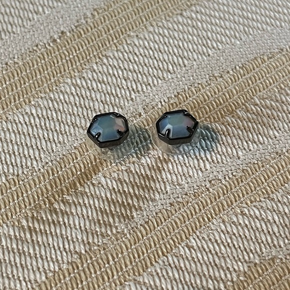 Pretty!! Kendra scott iridescent gunmetal stud earrings - Picture 3 of 5
